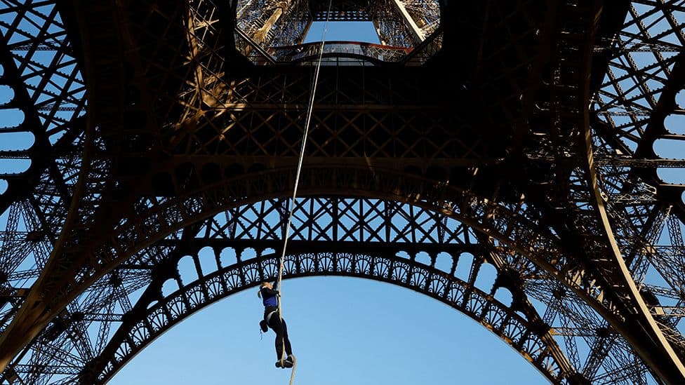Gruaja franceze thyen rekordin botëror të ngjitjes me litar në kullën Eiffel (VIDEO)