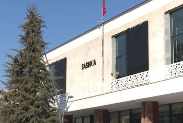 Llogaritën në mënyrë të paligjshme taksën për ndërtimet e luksit, pezullohen 4 zyrtarë të Bashkisë Korçë