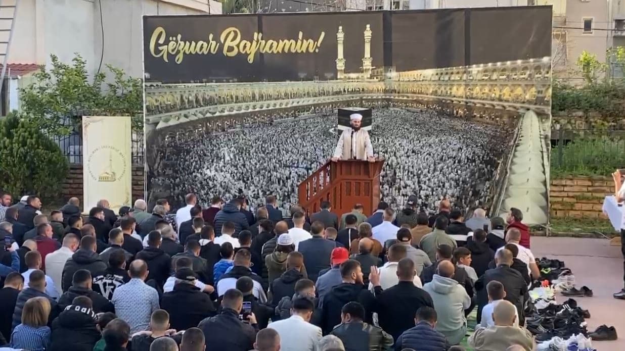 Festa e Fitër Bajramit/ Besimtarët mysliman në të gjitha qytetet e vendit shënuan faljen e namazit