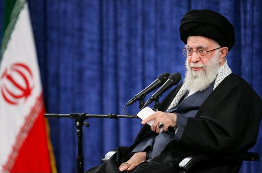 Khamenei përsërit zotimin për hakmarrje ndaj Izraelit ditën e faljes së namazit të Bajramit