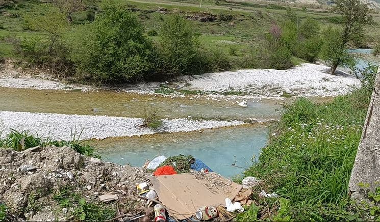 Mbeturinat ‘pushtojnë’ lumin e Kardhiqit në Gjirokastër, era përhapet gjithandej