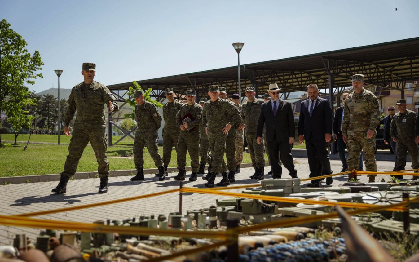 Policia e Ukrainës diplomon në Kosovë për heqjen e minave