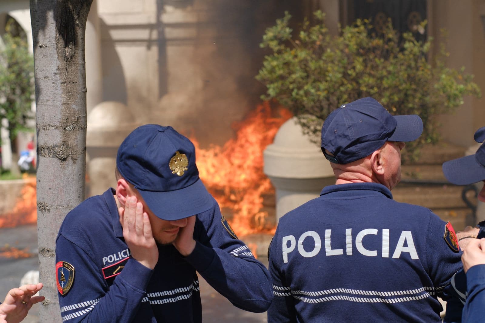 Tensionohet protesta/ Hidhet molotov para godinës së bashkisë, protestuesit përplasen me policinë (FOTO) 