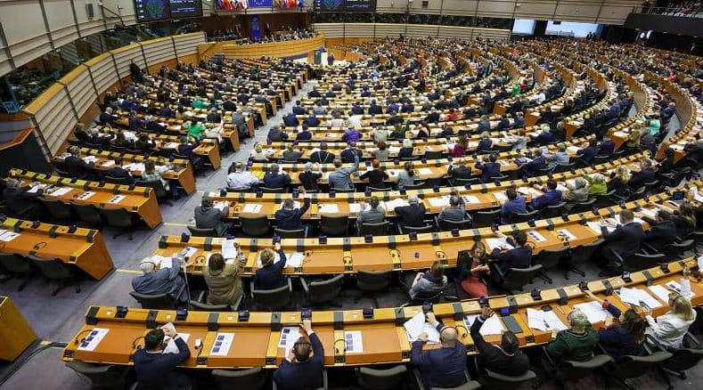 Parlamenti Evropian miraton procedurat e reja të azilit