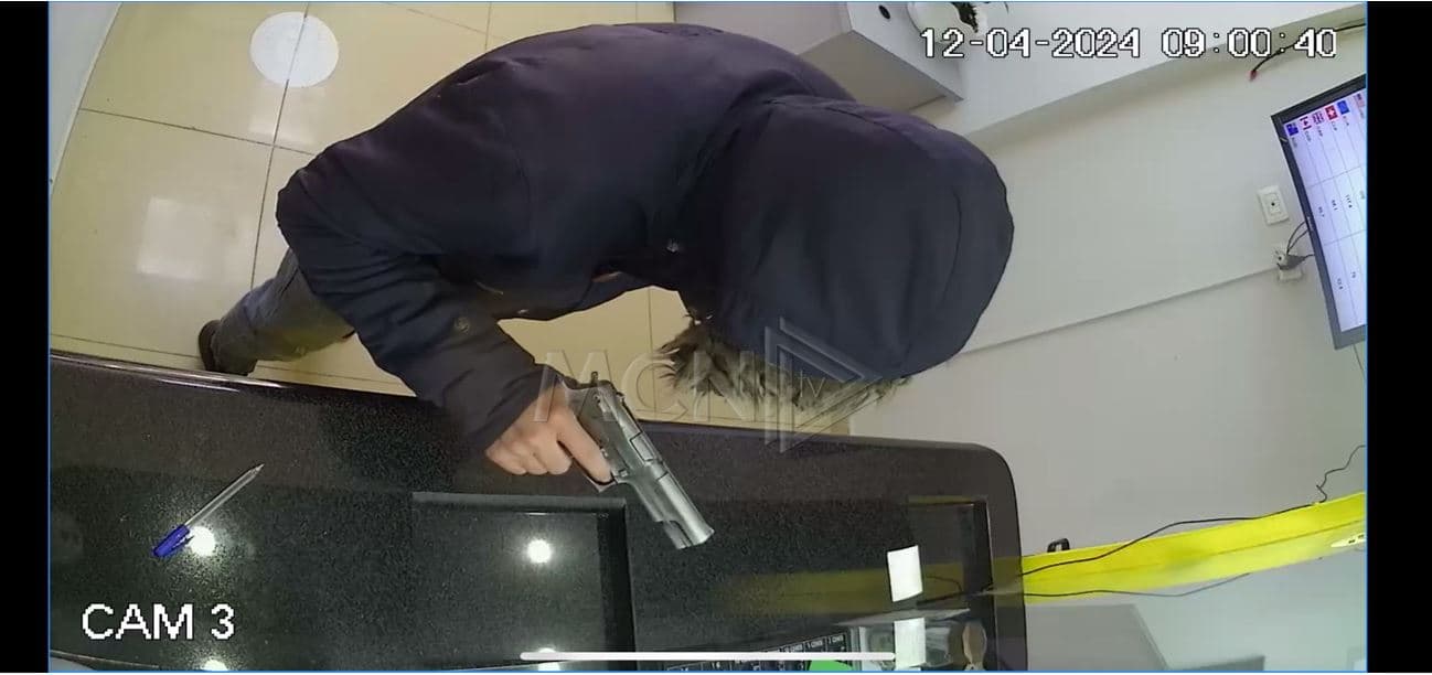  Tentoi grabitjen e një këmbimi valutor/ MCN siguron foton e autorit të dyshuar