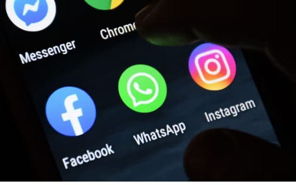 WhatsApp ul kufirin e moshës për përdoruesit në 13 vjeç në Angli dhe BE