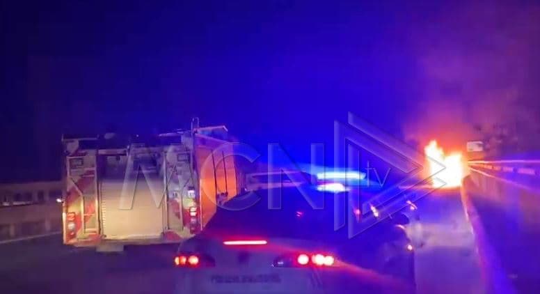 Merr flakë makina në Thumanë, raportohen vetëm dëme materiale