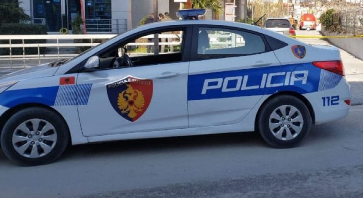 Iu gjetën 4 thika në lokal dhe ushtronte aktivitetin pa licencë, arrestohet 52-vjeçari në Korçë