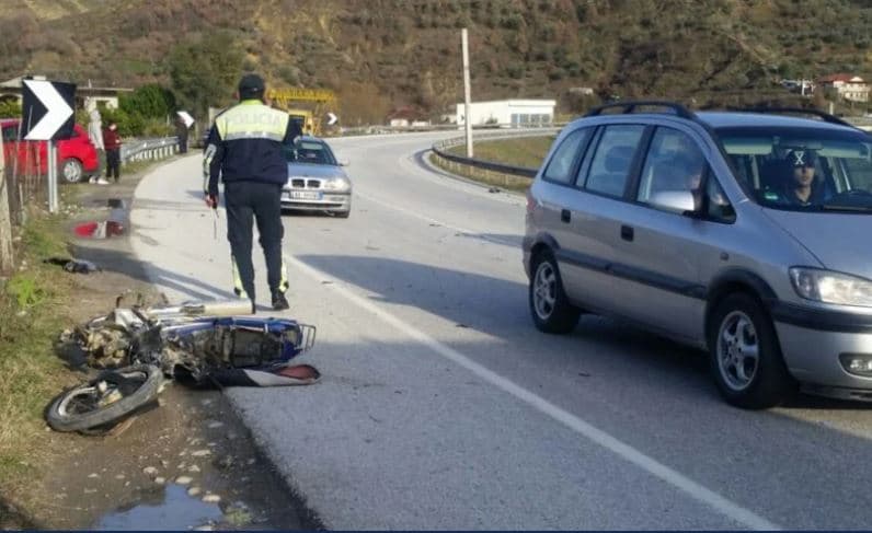  Aksident në Shkodër/ Motori humb kontrollin dhe del nga rruga, lëndohen babë e bir