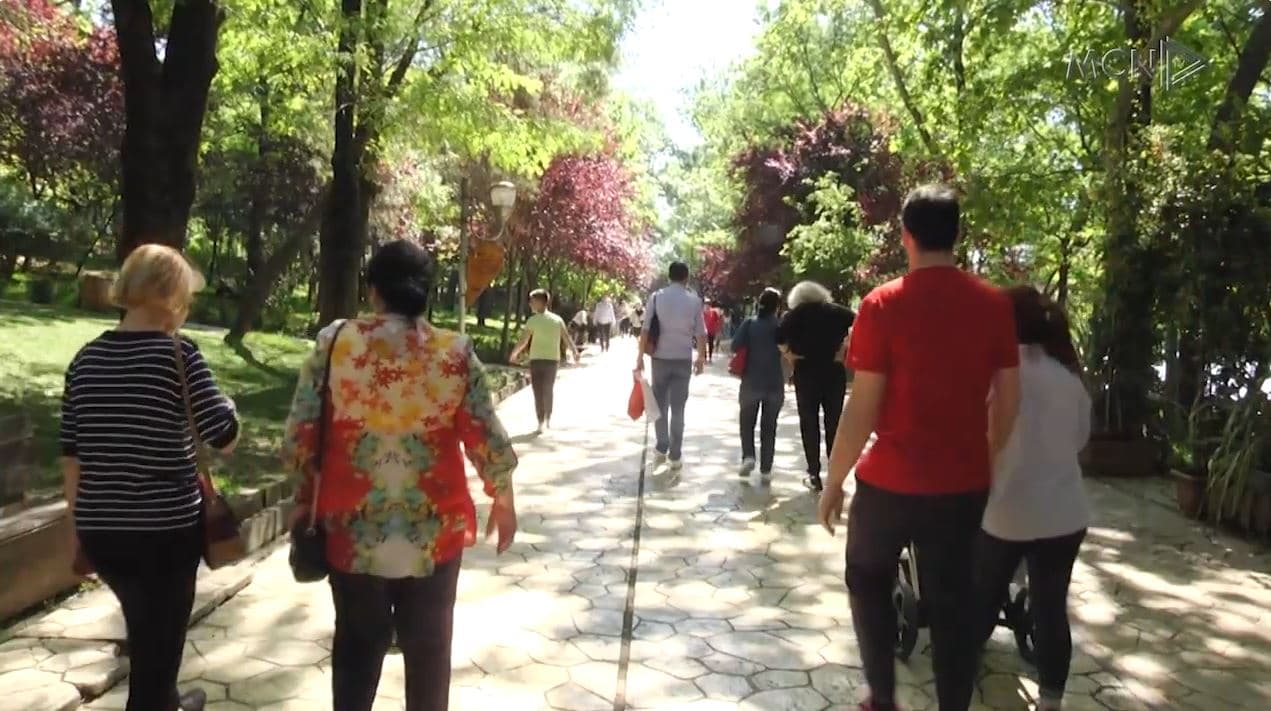 Piknik dhe shëtitje nga liqeni/ Pushues nga Kosova, për fundjavë në Tiranë (VIDEO)