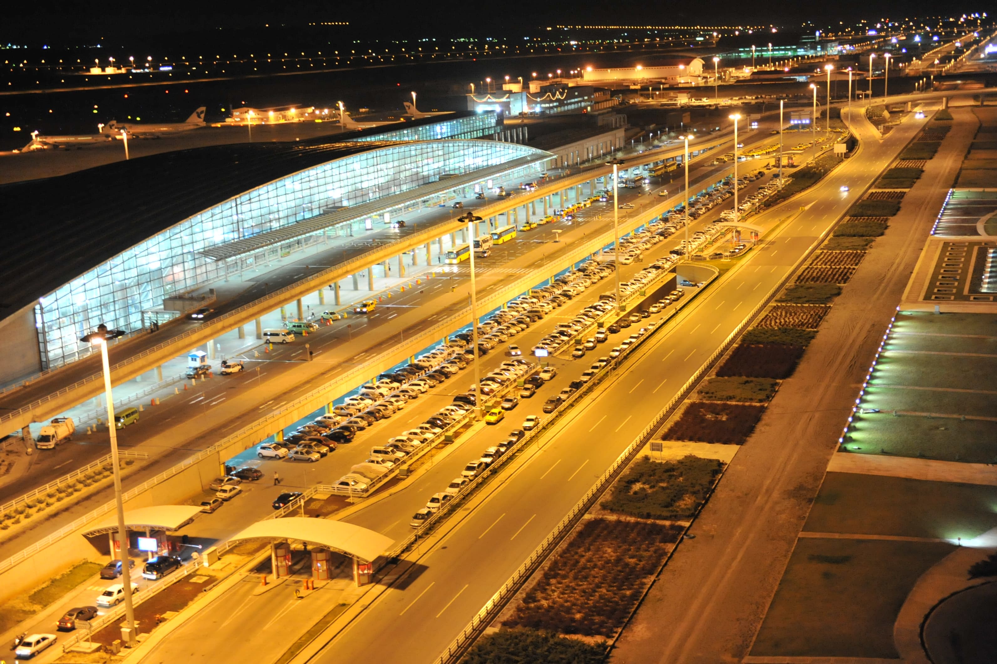 Sulmoi Izraelin, Irani anulon fluturimet në disa aeroporte deri të hënën në mëngjes