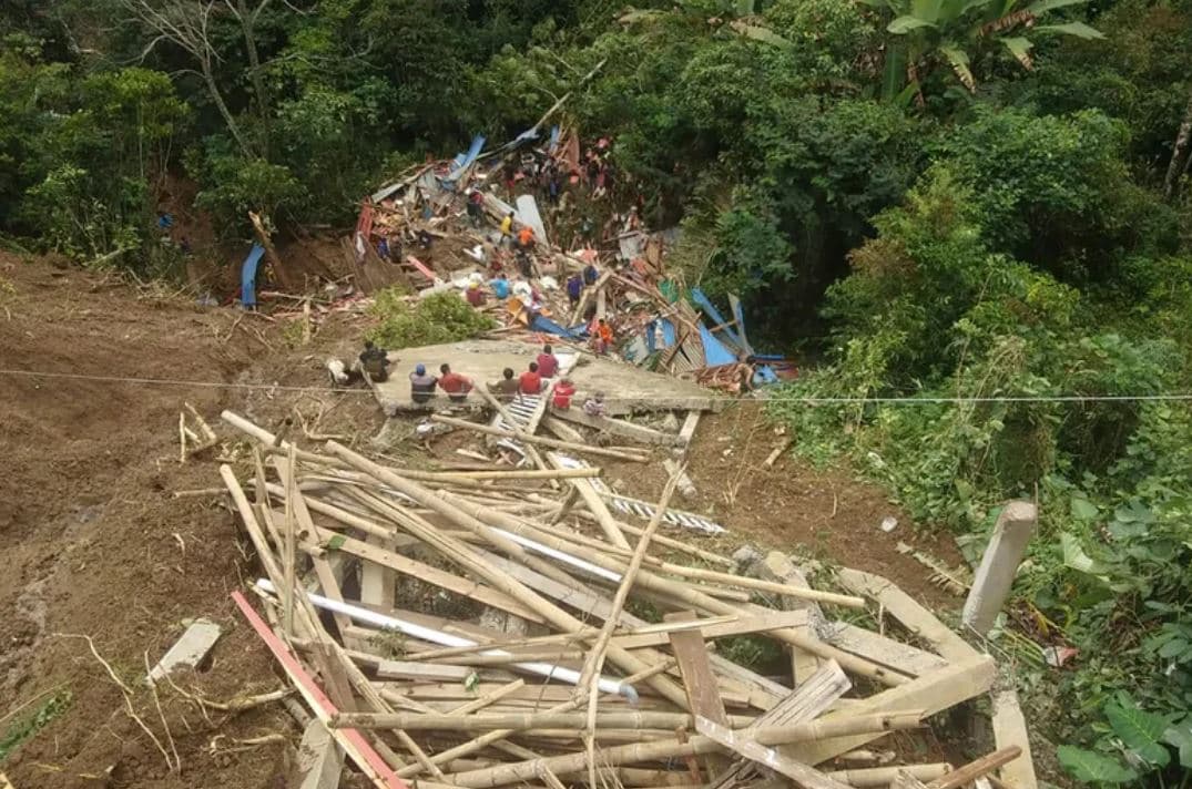 Rrëshqitjet e dheut iu marrin jetën 18 personave në Indonezi