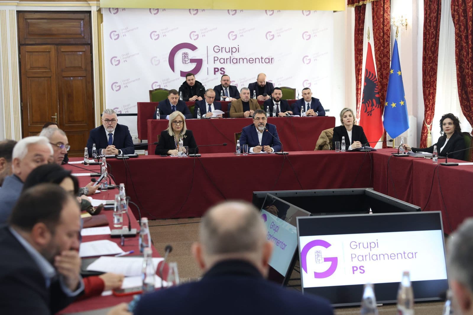 Mbledhja e grupit të PS, nga interpelanca me ministrin e Mbrojtjes te ndryshimi i ligjit për prefektin