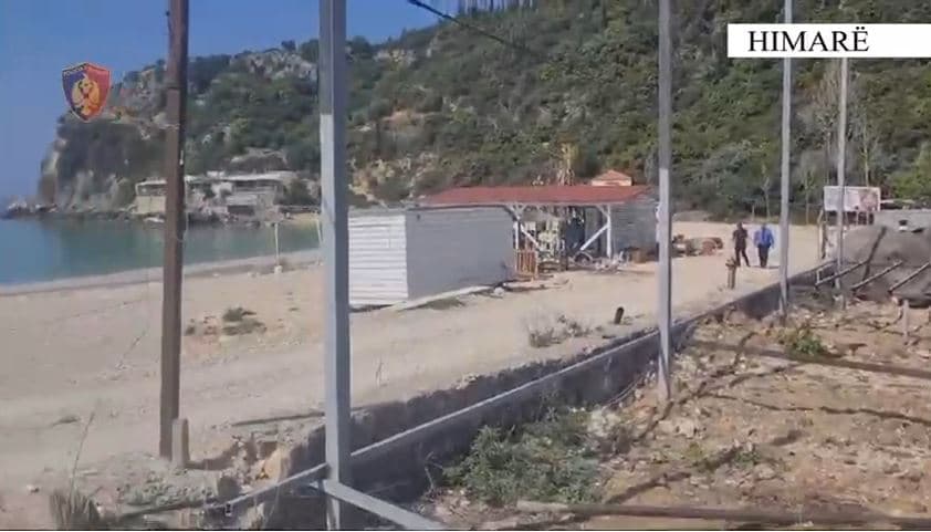  Po ndërtonte pa leje në tokën e tjetrit/ Arrestohet 38-vjeçari në plazhin Livadh