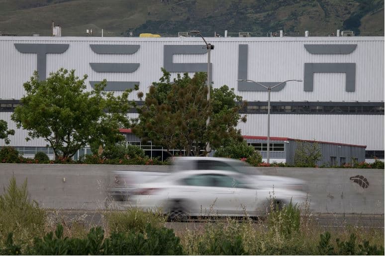 Tesla ul shpenzimet, shkurton 10% të fuqisë punëtore