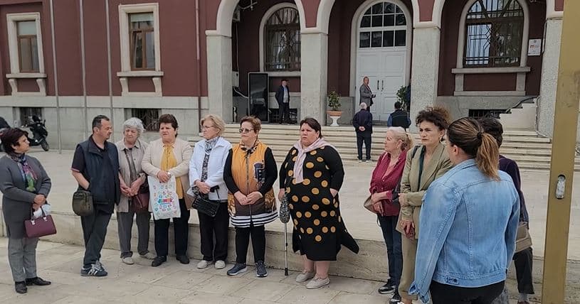 Durrës/ Banorët e pallatit të dëmtuar nga tërmeti ngrihen në protestë: Bashkia nuk i është përmbajtur kontratës