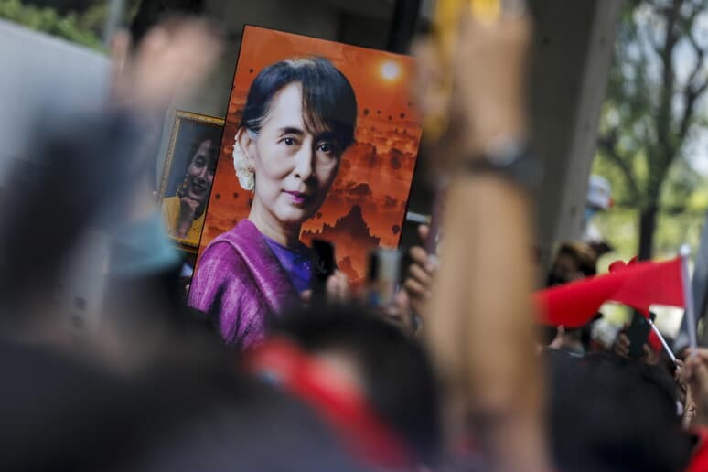 Lirohet nga burgu Aung San Suu Kyi, kalon në arrest shtëpie