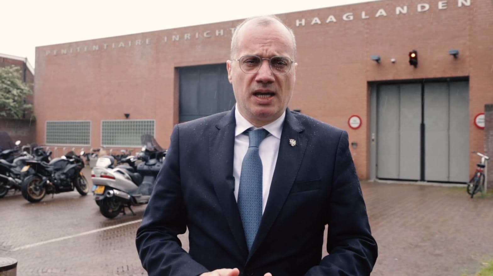 Ministri Hasani takon Thaçin në Hagë: Optimist se e drejta një ditë do triumfojë