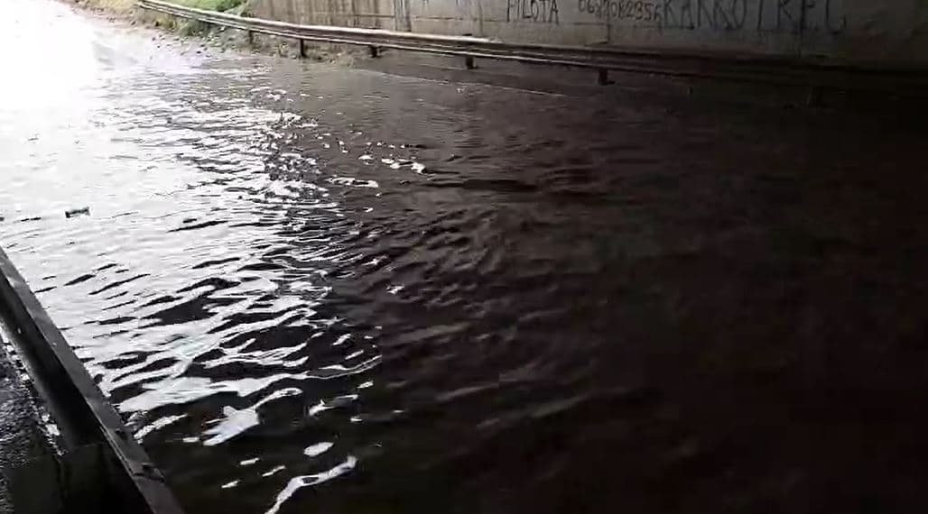Lezha dhe Kurbini përfshihen nga reshje të dendura shiu, bllokohet nënkalimi në Fushë Mamurras