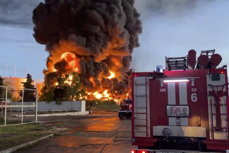 Shpërthime dhe zjarr në aeroportin ushtarak rus në Krime