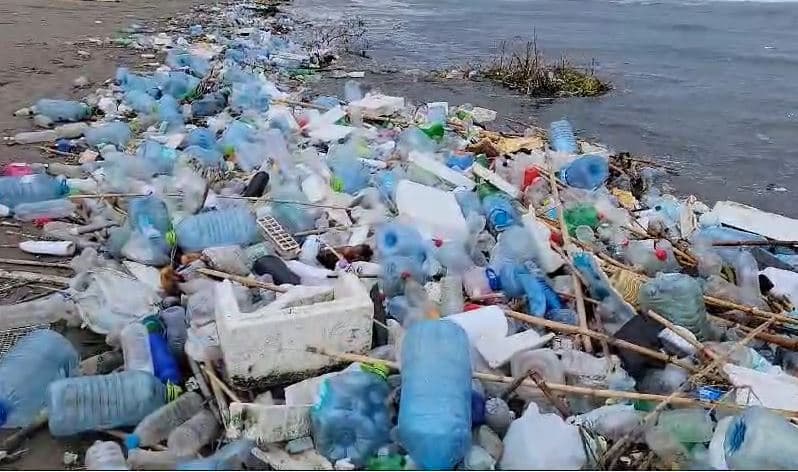 Nga Plepat deri në Golem, mbeturinat ‘pushtojnë’ bregdetin e Durrësit