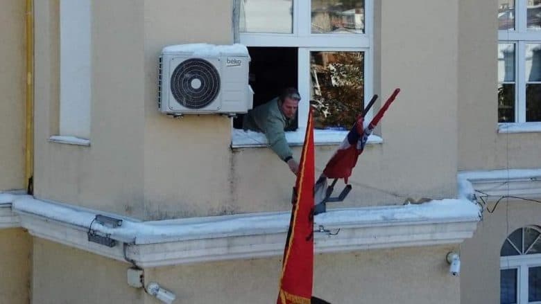 Ngriti flamurin shqiptar me 28 nëntor/ Kryetari i Preshevës dënohet me gjobë nga Serbia