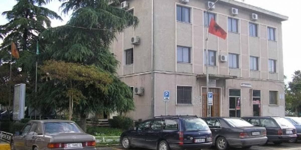 Punonjësi i bashkisë së Elbasanit rrëzohet nga vinçi teksa po riparonte llampat e qytetit