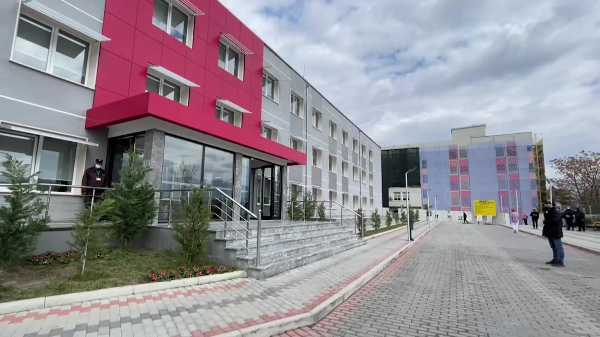 Ra nga vinçi duke riparuar llambat, humb jetën punonjësi i bashkisë Elbasan