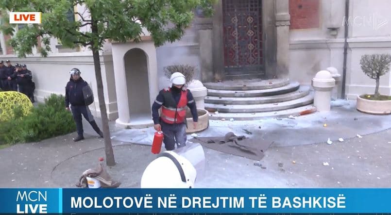 Molotov në drejtim të bashkisë/ Dyrnjaja: Djegia e institucioneve i shkon opozitës, rrezikohet jeta e policëve (VIDEO)
