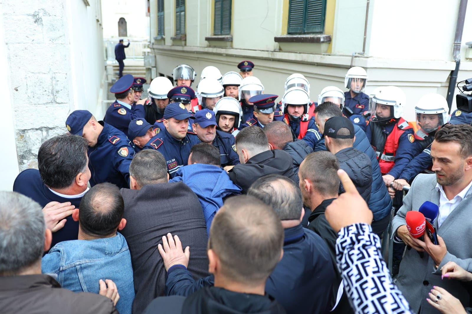 Ambasada e SHBA dhe Delegacioni i BE: Dënojmë dhunën në protestën para bashkisë