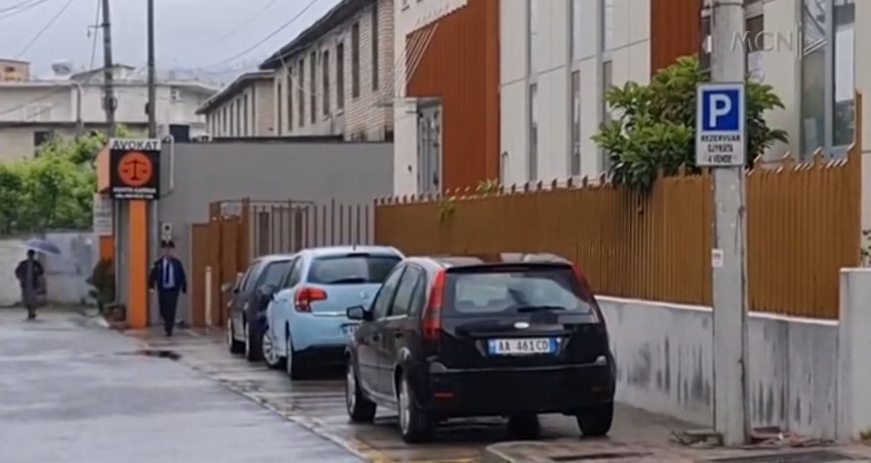 Dyshohet se abuzuan me 31-vjeçarin. Gjykata e Elbasanit liron 60-vjeçarin, lë në burg kolegun e tij