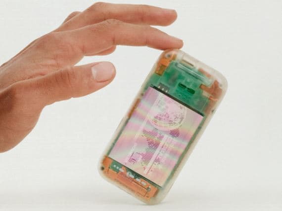 Heineken sjell Smartfonin e Mërzitshëm, pa internet dhe me lojën e gjarprit