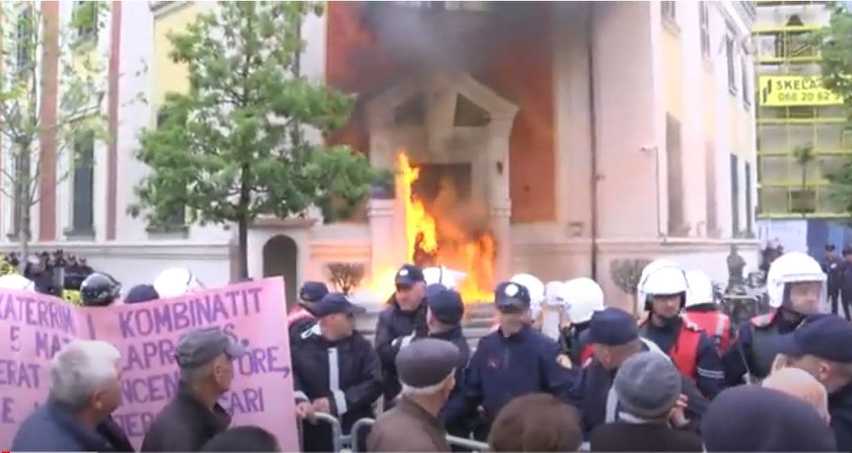 “Ta arrestojmë në zyrë Veliajn”. Opozita, protestë para Bashkisë me molotovë e bojë
