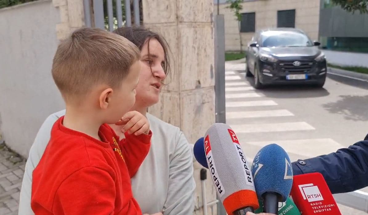 Pas një javë nëna bashkohet me djalin 3-vjeçar, falënderon policinë dhe mediat