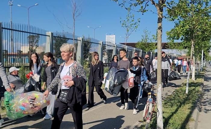 Durrës/16 institucione arsimore bëhen bashkë në një marshim ndërgjegjësues në kuadër të Ditës së Tokës