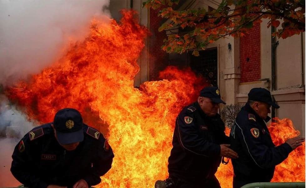 Protesta para bashkisë Tiranë, arrestohen tre persona, 8 në kërkim