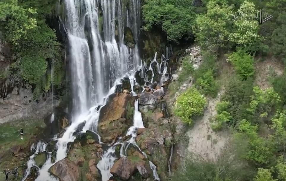 Destinacioni që tërheq mijëra turistë/ Ujëvara e Sotirës, një nga resurset natyrore në Gramsh (VIDEO)