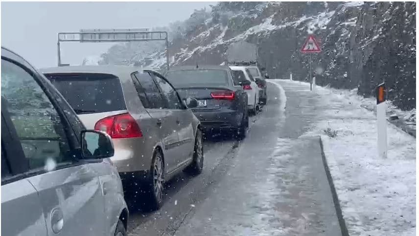 Borë në Rrugën e Kombit, makina del nga rruga