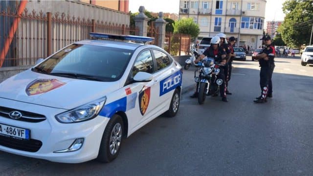 U kap me municion dhe armë të ftohta, në pranga 28-vjeçari