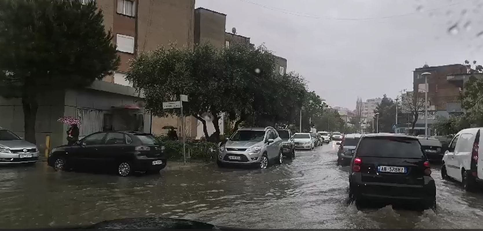 Reshjet shkaktojnë probleme në Vlorë, përmbyten disa zona