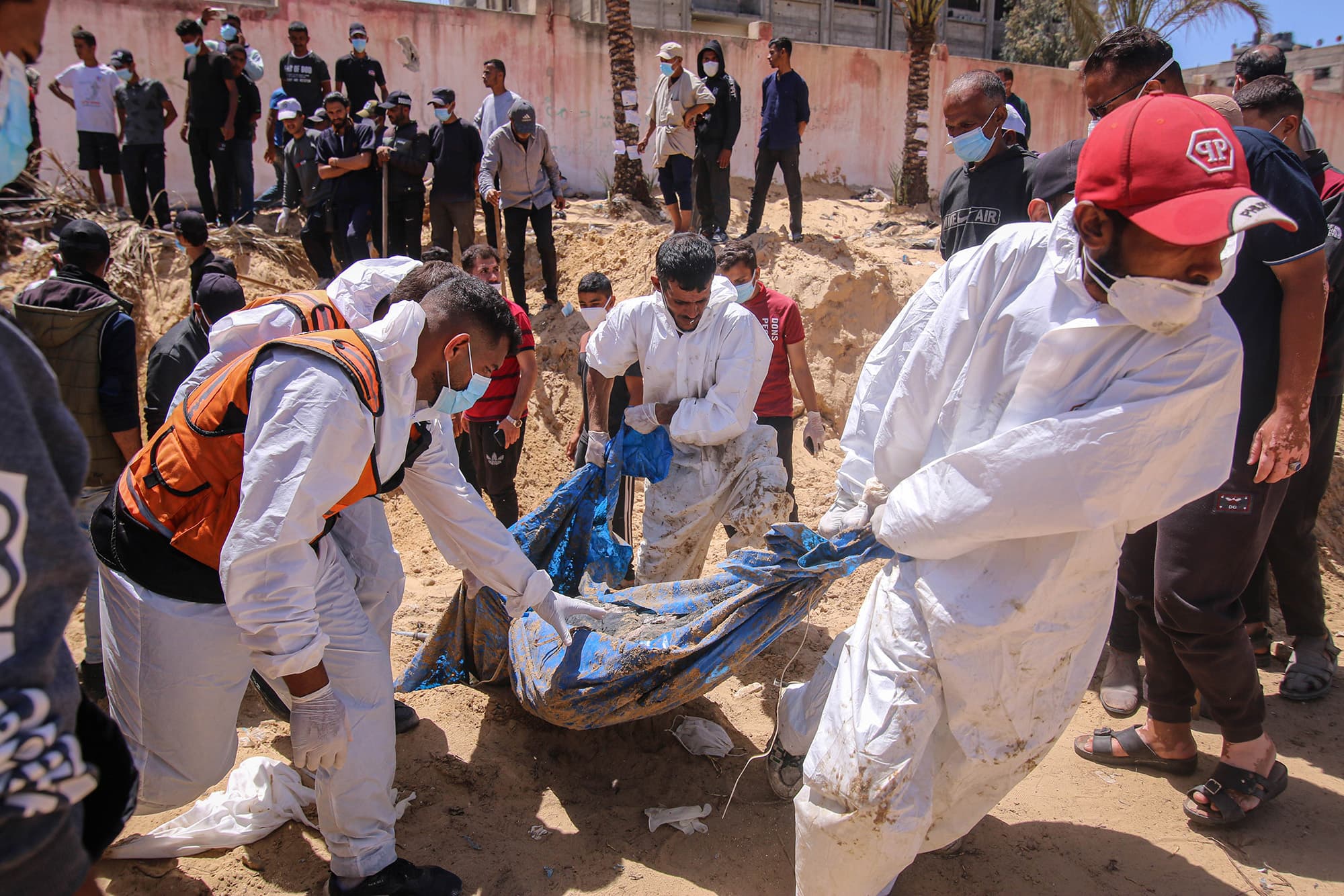 Gaza/ Zbulohet një varr masiv me rreth 300 trupa në spitalin Nasser