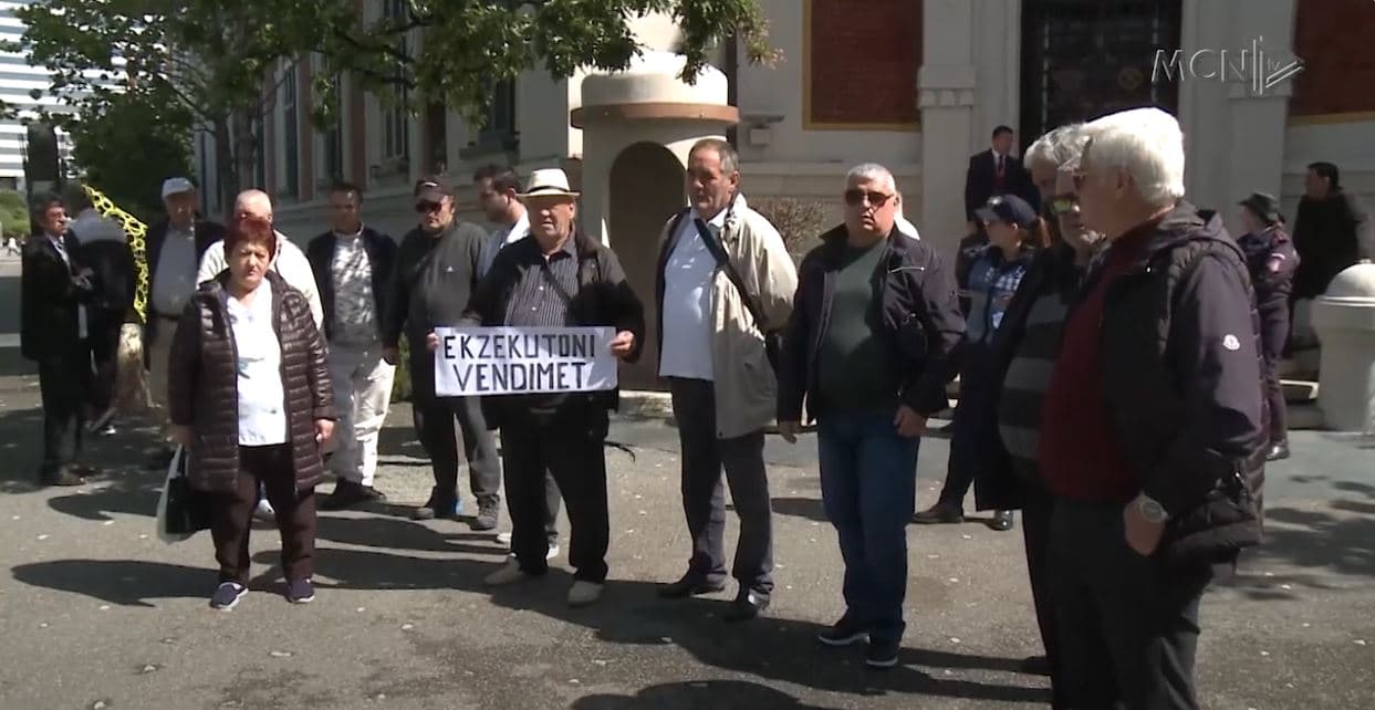“Ekzekutoni vendimet e gjykatës”. Ish-punonjësit e Parkut të Autobusëve, protestë para bashkisë