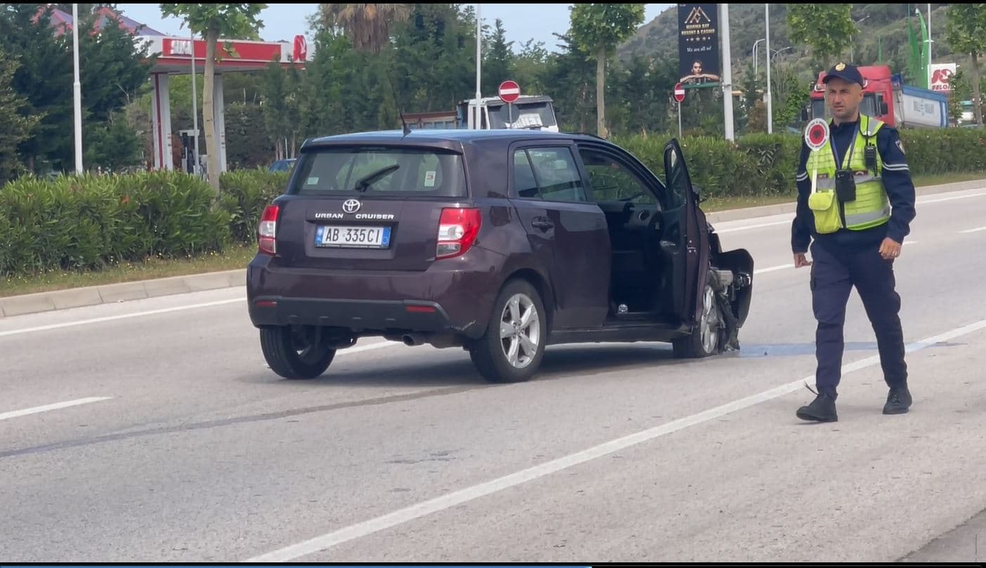Makina humbet kontrollin dhe godet automjetin e parkuar, lëndohet shoferja në Vlorë