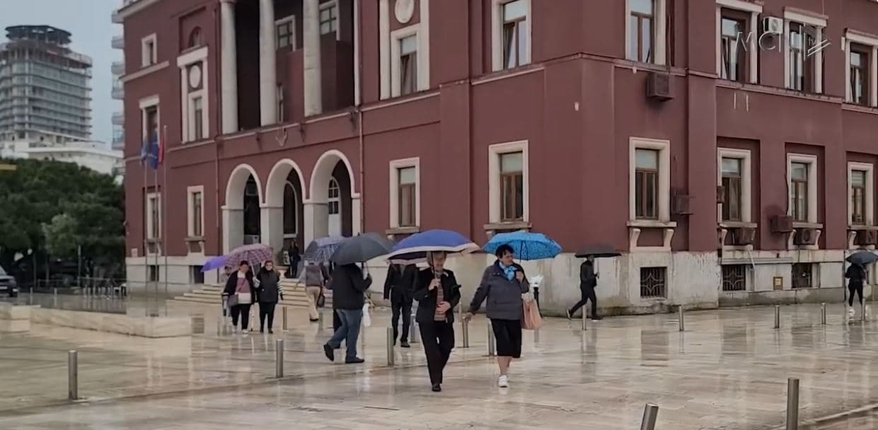 Pa bonus dhe pa shtëpi. Banorët e Durrësit: Do të futemi në grevë urie