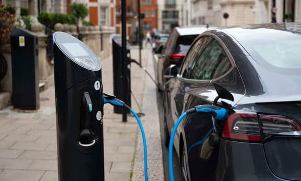 Pritet bum shitjesh të makinave elektrike këtë vit, 20% më shumë se në vitin 2023