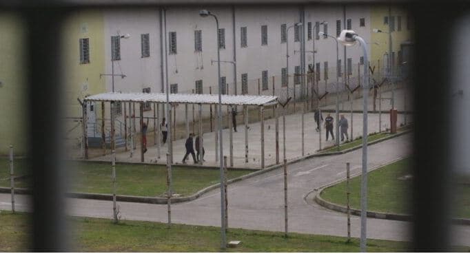 Nis sot zbatimi i Amnistisë Penale/ Përfitojnë 100 të dënuar nga burgu i Fierit, 14 nga ai i Peqinit