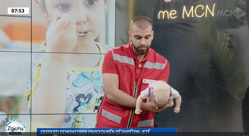 Mbytja e foshnjave/ Eksperti Biba tregon si të japim ndihmën e parë: 5 goditje dhe 5 shtypje