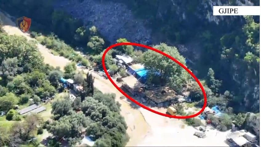   Ndërtonin pa leje në plazhin e Gjipesë/ Arrestohet 52-vjeçari në Himarë, në kërkim tre të tjerë