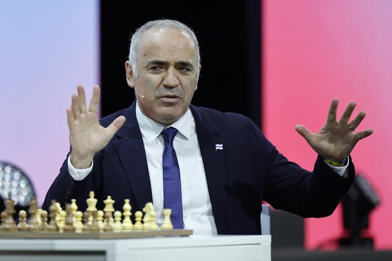 Rusi, urdhër arresti për kampionin e shahut Kasparov