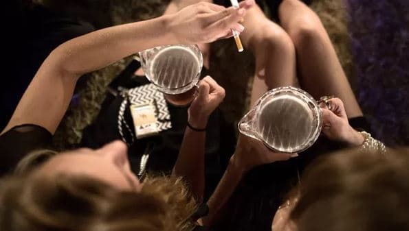 OBSH: Konsumi i alkoolit dhe cigareve elektronike tek adoleshentët, në nivele alarmante